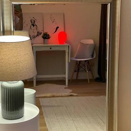 Schickes Apartment Mit Balkon In ดุสเซลดอร์ฟ ภายนอก รูปภาพ